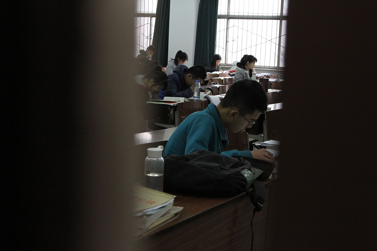 2018年1月7日,在济南一高校教学楼,楼道里变身"自习室",不少大学生在