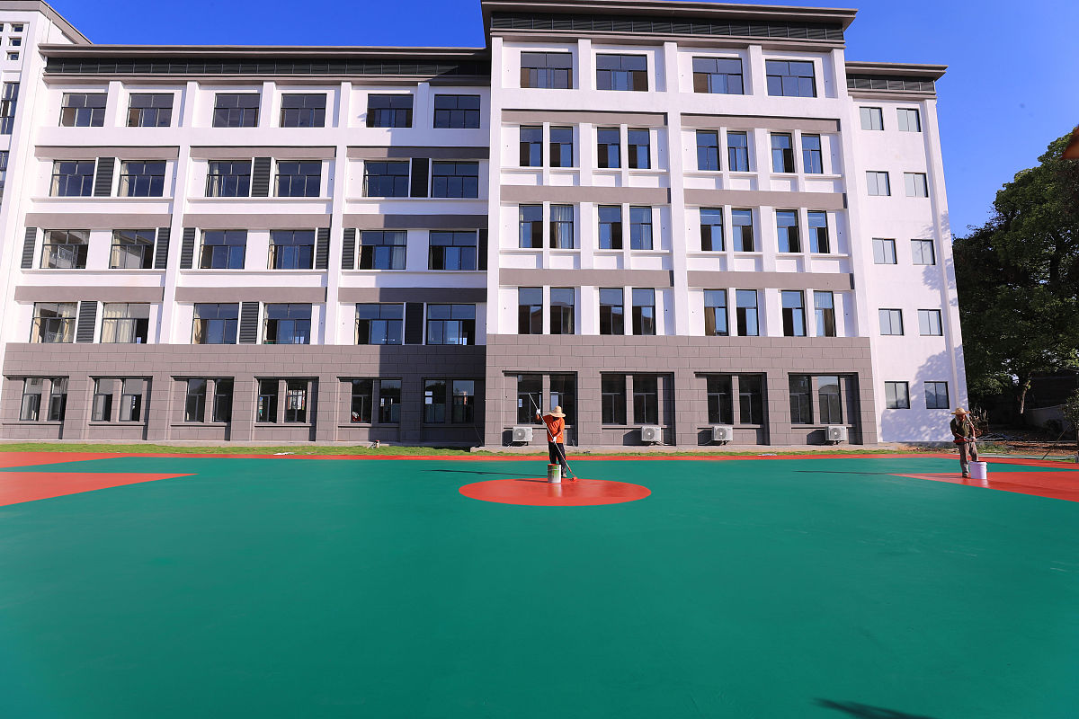 2020年8月27日,在江西省吉安市泰和县城西实验学校校建工地,烈日高温