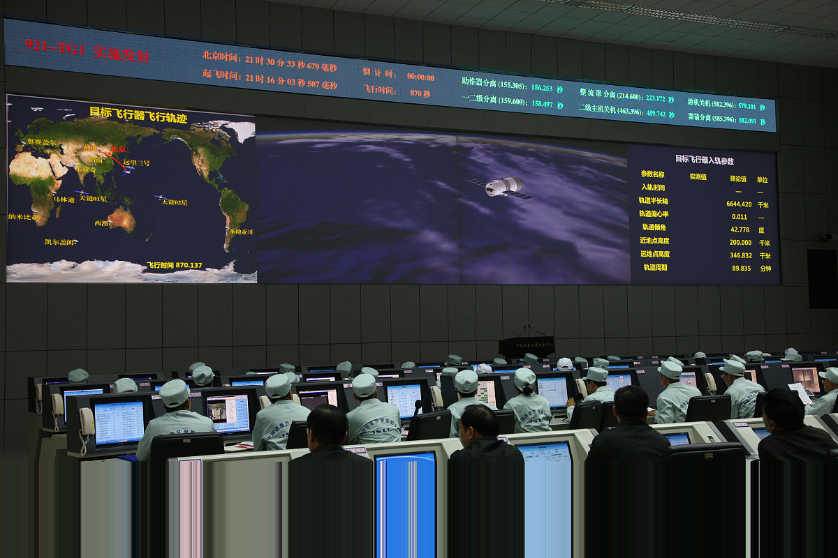 模仿硕士论文中的国内外研究现状的写作格式尝试写出从空中交通流量管理聚焦到机场终端区运行优化的国内外研究现状