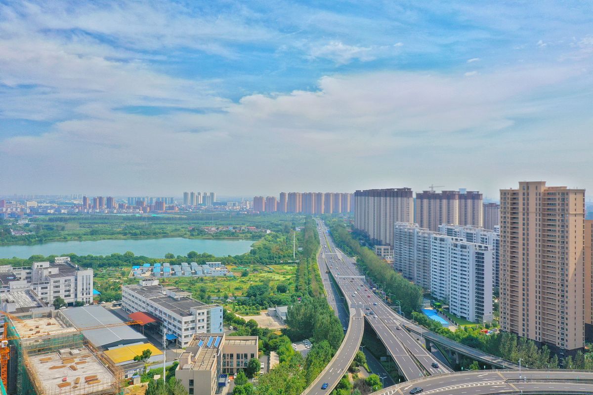 2021年9月24日,江苏常州,航拍龙城大道与青洋路高架.