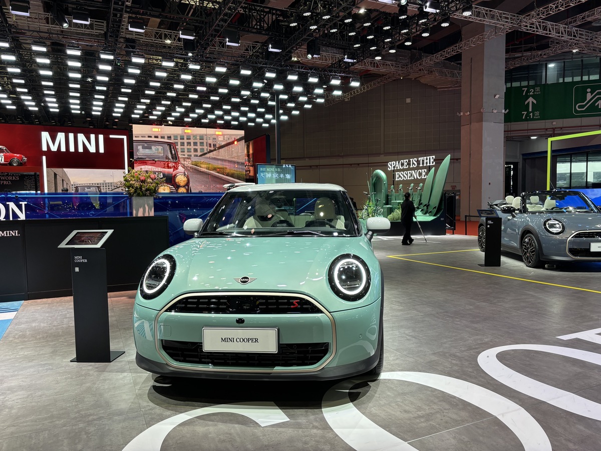 宝马mini中国系列车展引争议：外国观众获赠冰淇淋，中国观众却无？