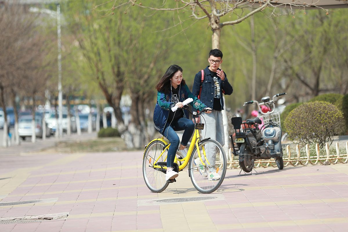 2017年03月19日,山东省济南市,在山东建筑大学东校区的校园内,学生骑o