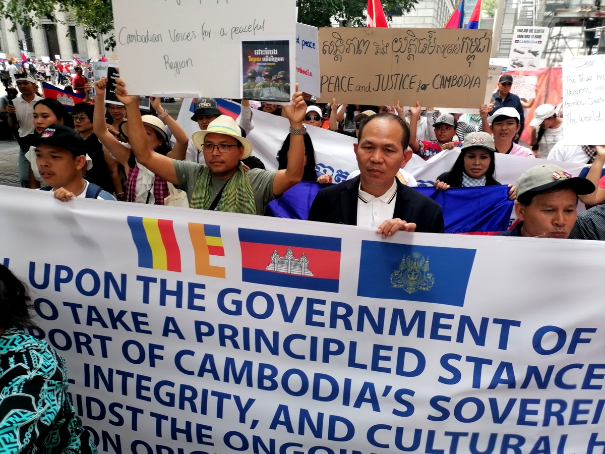 用工企业应该平等对待外籍劳工和国内劳工给予越南劳工在劳动报酬、休息休假和职业卫生安全等方面劳动权利的充分保护。请修改降重