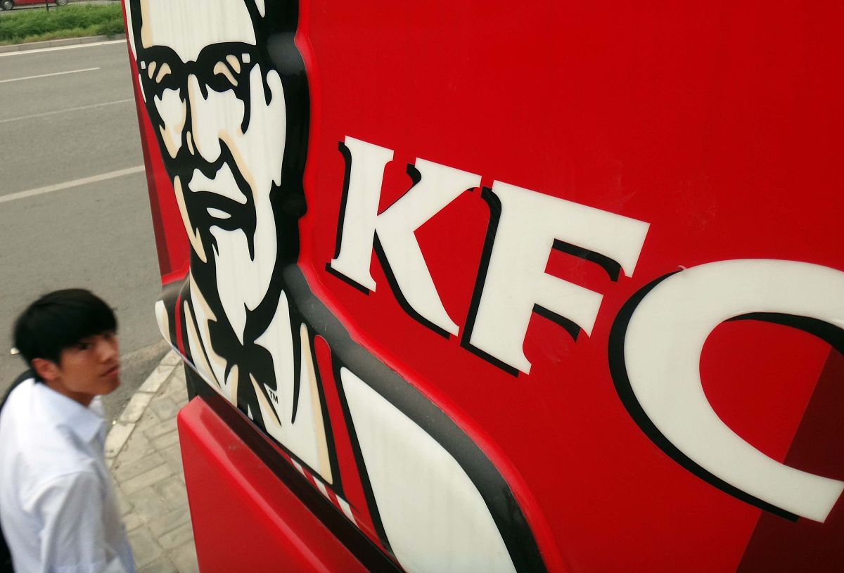 翻译：1 研究问题的确定：在本次调查中研究问题是肯德基疯狂星期四对消费者的影响是什么？2 设计研究方法：确定研究的样本、数据收集方式和数据分析方法例如采用问卷调查法通过统计分析方法进行数据分析。3 数据收集：通过问卷调查法收集数据包括消费者对肯德基疯狂星期四的认知和满意度等方面的数据。4 数据分析：对收集到的数据进行统计分析例如计算平均数、标准差、相关系数等。5 结果呈现：将数据分析结果呈现出来例