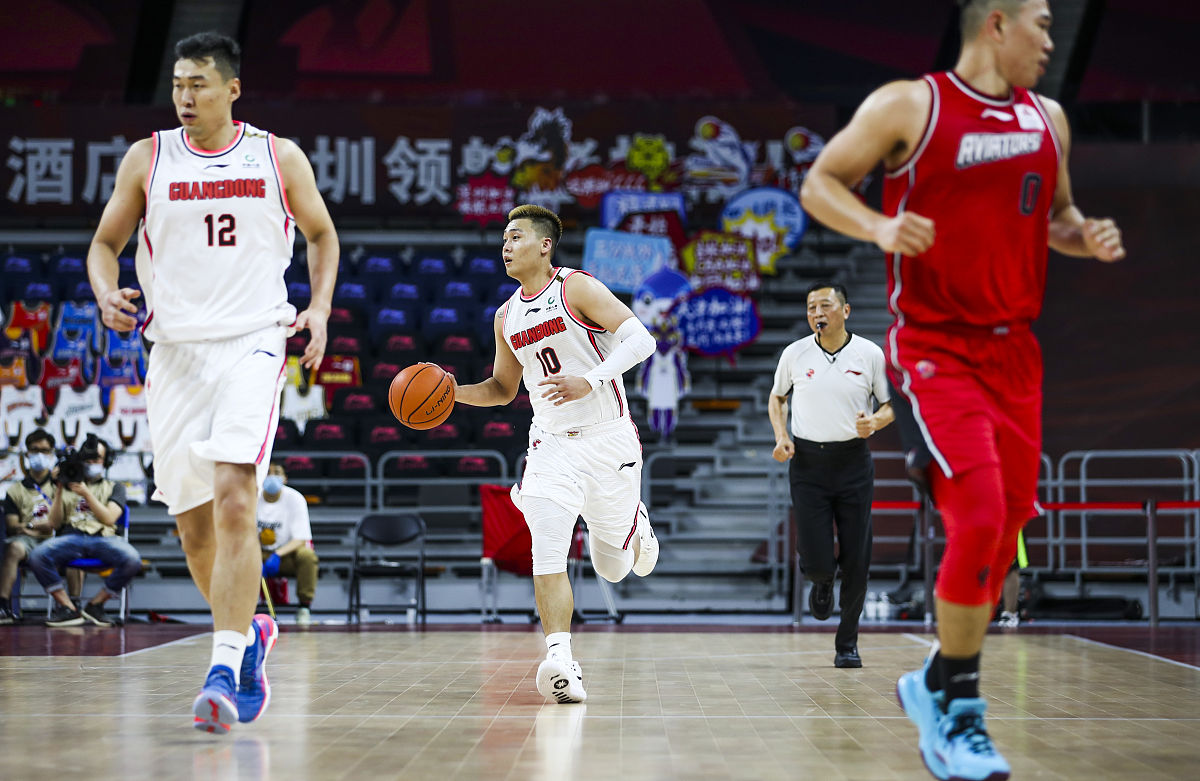 我要写一篇题目为2019-2021赛季CBA联赛季后赛广东队后卫赵睿个人进攻防守技术分析的毕业论文请你帮我写一下摘要和关键词摘要不低于200字