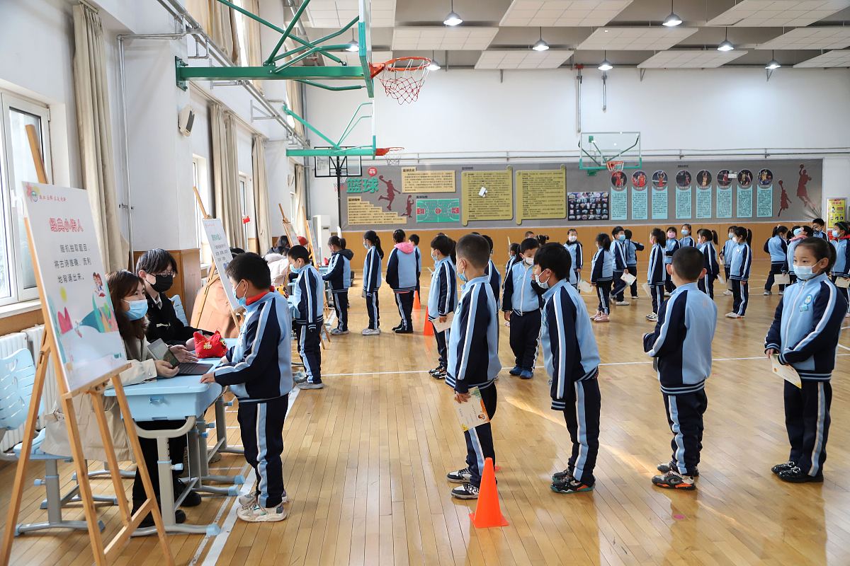 2022年1月12日,在山东省青岛经济技术开发区实验小学,低年级学生在期