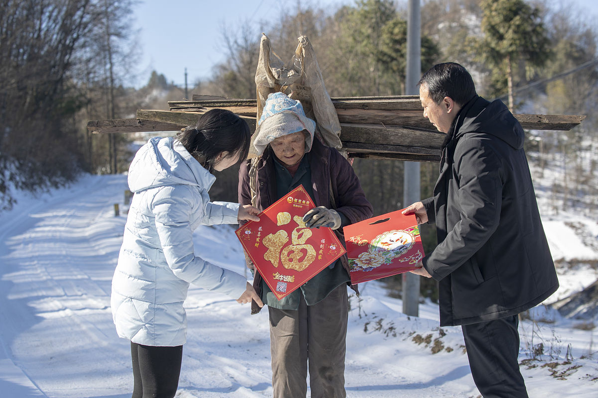 帮我通顺下面的语句：目前已经有众多学者对洪涝灾害链开展了研究