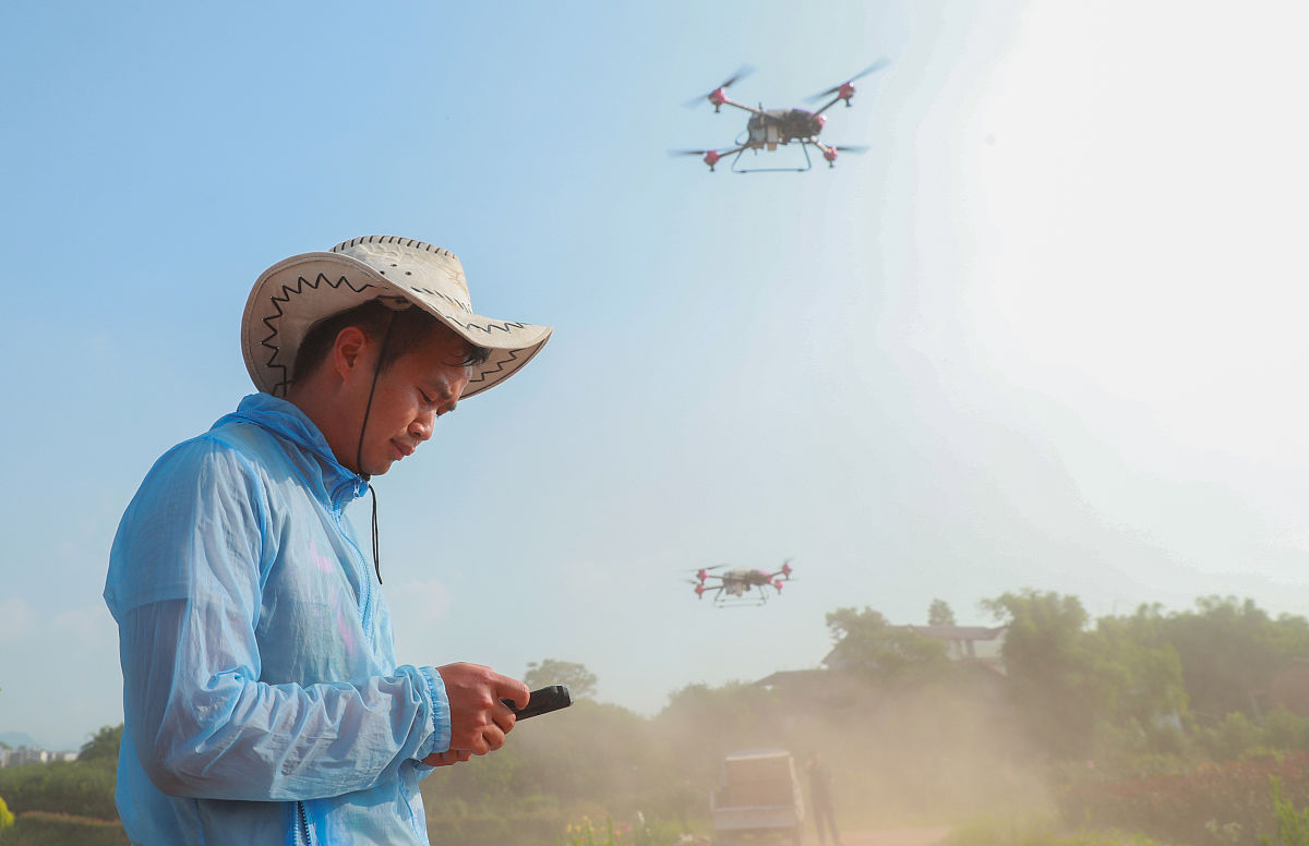 以爱岗敬业为主题结合无人机装调检修工的工作内容出两道单项选择题并给出答案并解析