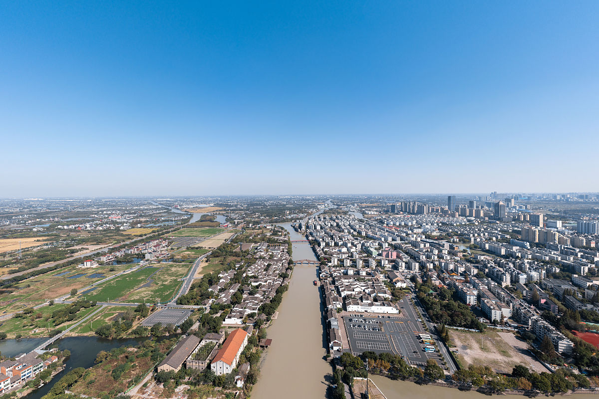 2021年11月9日,杭州市,京杭大运河上的塘栖古镇航拍风光.