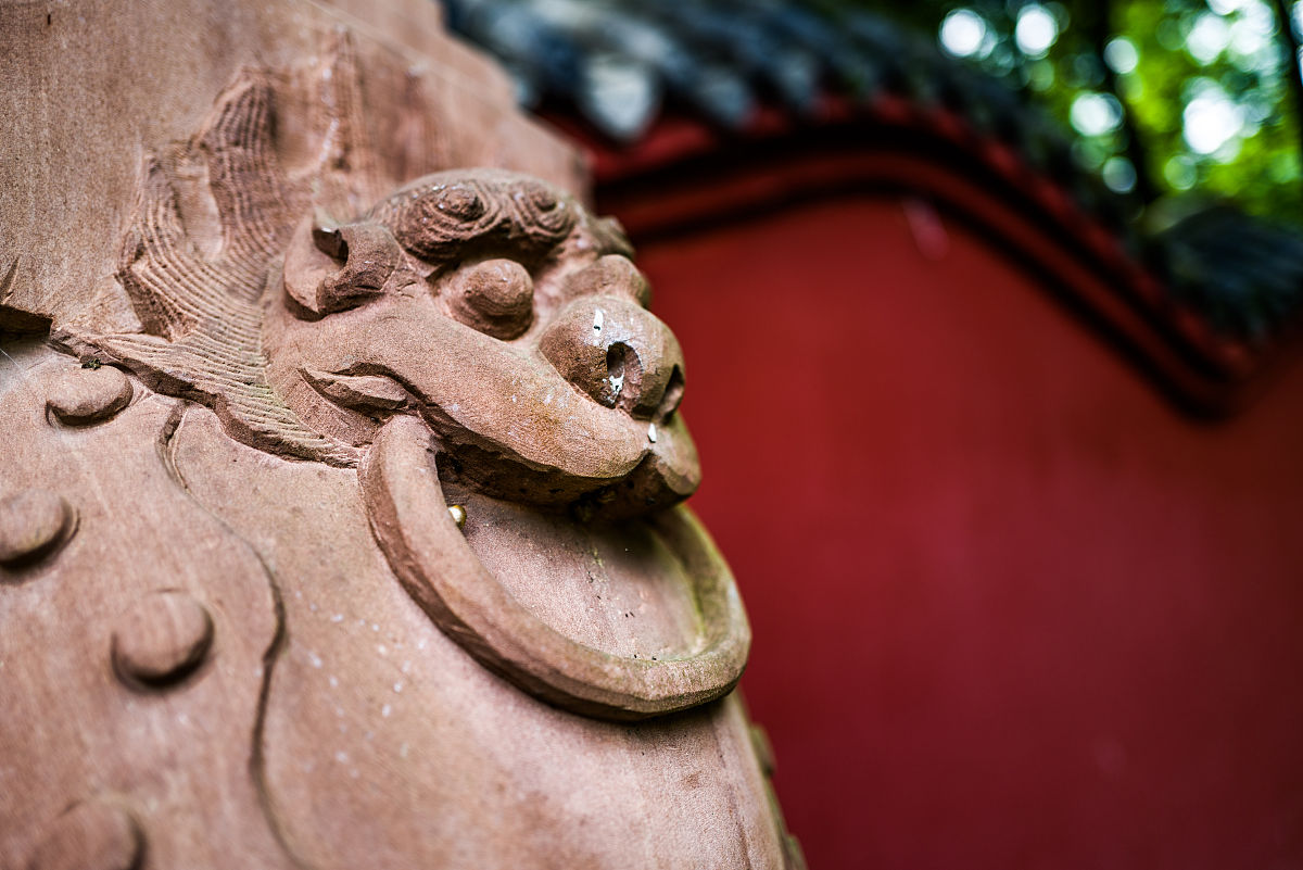 可以帮我设计一个从成都出发最后回到成都的红色旅游路线吗