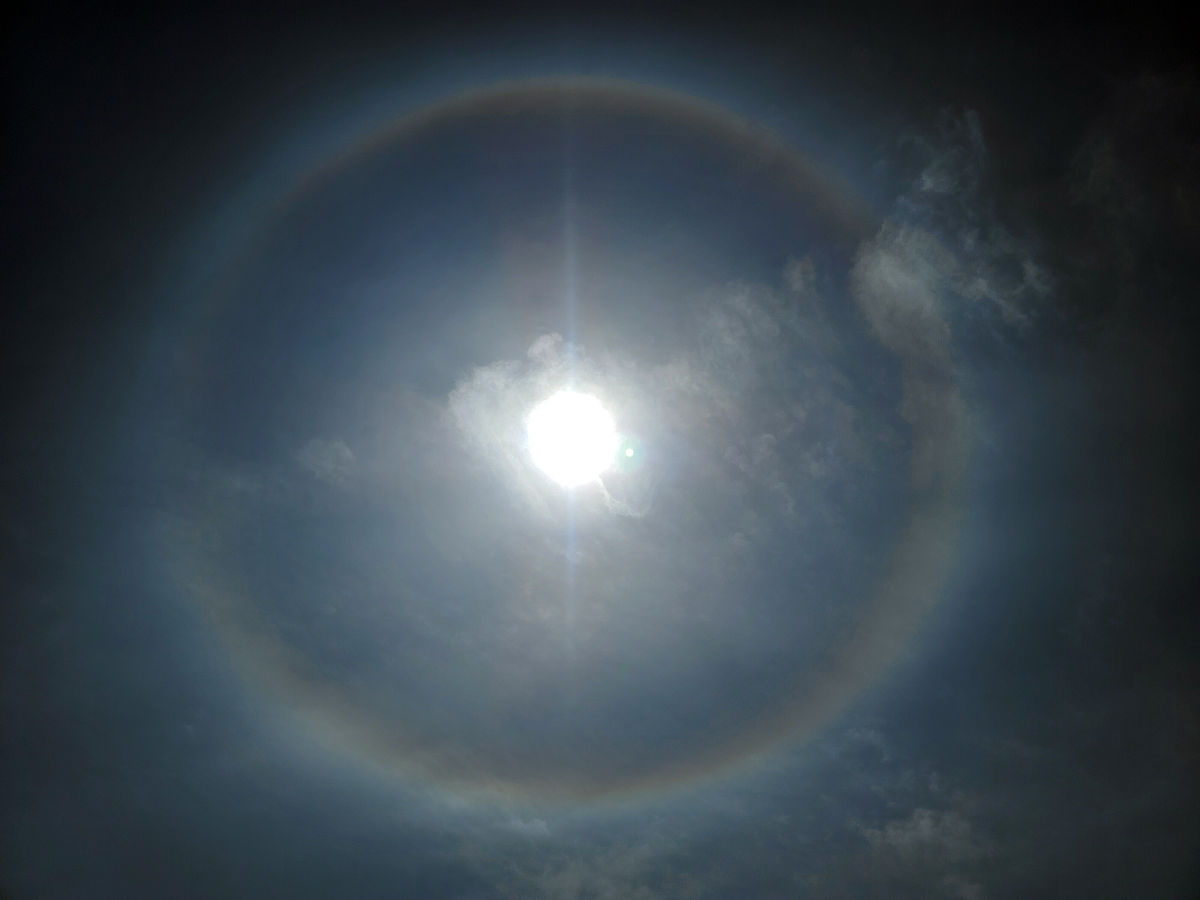 当地时间2021年5月12日,韩国束草,韩国东海岸一带上空出现罕见日晕景