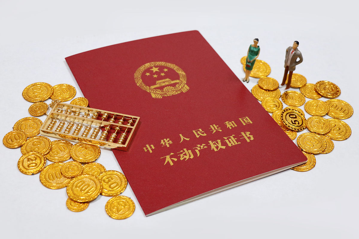 在法学上按财产的形态把财产分为不动产、动产与无形财产三个种类财产的初期价值主要体现在有形财产上即不动产和动产互相适应传统的财产法所关注的就是有形财产。帮我对上面这段话进行降重