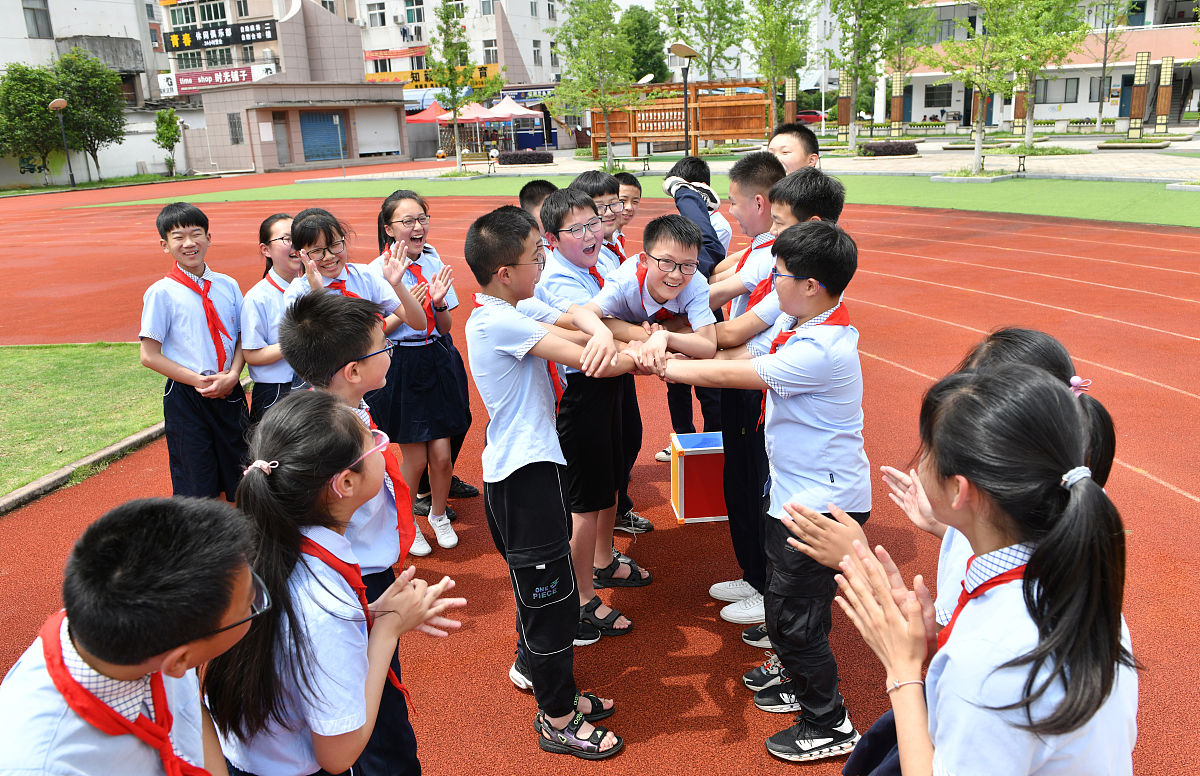 2021年5月24日,浙江省东阳市江北中心小学月亮湾校区操场上,老师在帮