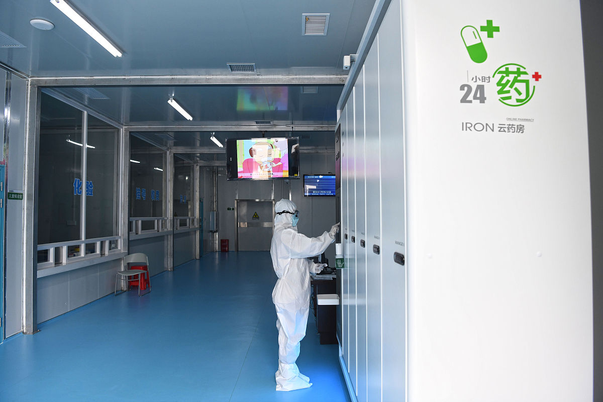 各位贵宾前方就要到我们的接种车间了请各位贵宾先换上我们的防护设备接种车间接着写写