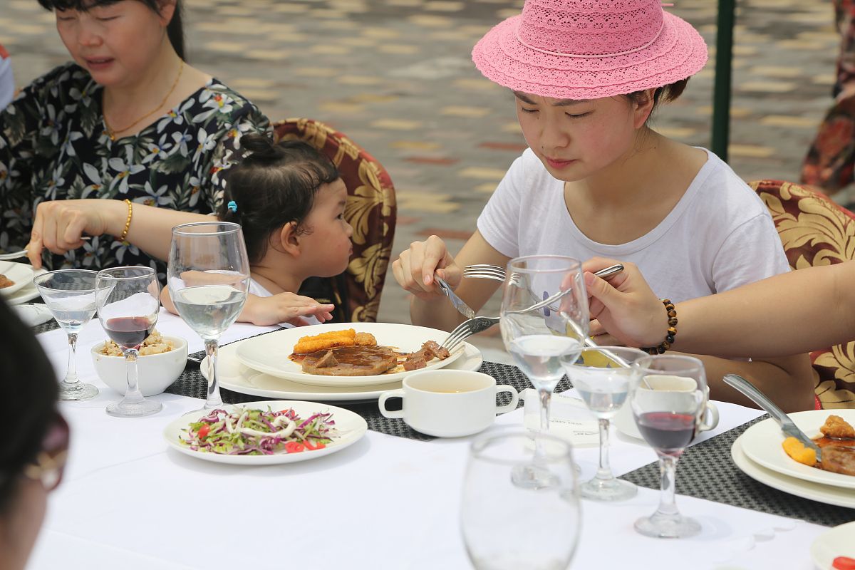 请朋友吃饭幽默地邀请亲爱的朋友你知道吗？我最近研究出了一道绝妙的菜谱叫做友情大餐。我想邀请你来品尝一下让我们一起享受美食和欢笑的时光吧！我保证菜品绝对不会让你失望除非你不喜欢美味的食物和开心的氛围。所以你准备好了吗？让我们一起来吃饭聊天开怀大笑享受友情的美好吧！思考我还想请你尝尝我的幽默饭它不仅可以填饱肚子还能让你笑出声。不信？那就来试试吧！我已经准备好了菜肴和笑话只等你的到来。不要再犹豫了快来一