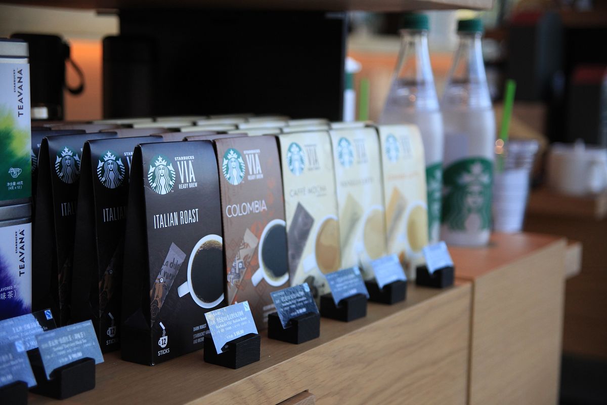 换个说法：经济的发展和人们生活品质的提升造就了中国咖啡市场的繁荣景象。由于咖啡市场的利润非常可观所以在利益的驱使下咖啡市场的竞争越发激烈。社会化媒体平台的价值在即将到来的万物互联的社会中体现的更加明显。与此同时高效便捷的移动支付功能的进一步普及也促进了搭载互联网便车的咖啡新零售。