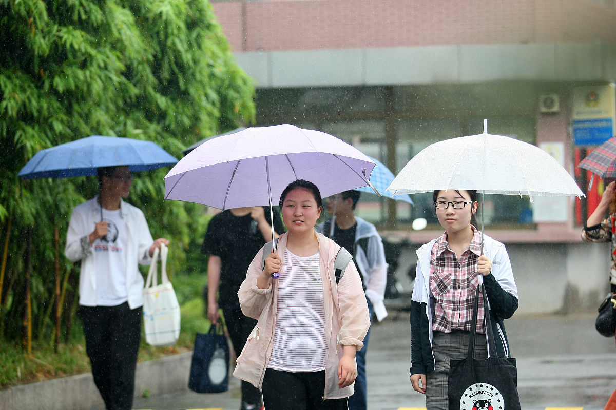 重庆市经贸中等专业学校服装设计与工艺专业就业前景分析 - 未来发展趋势