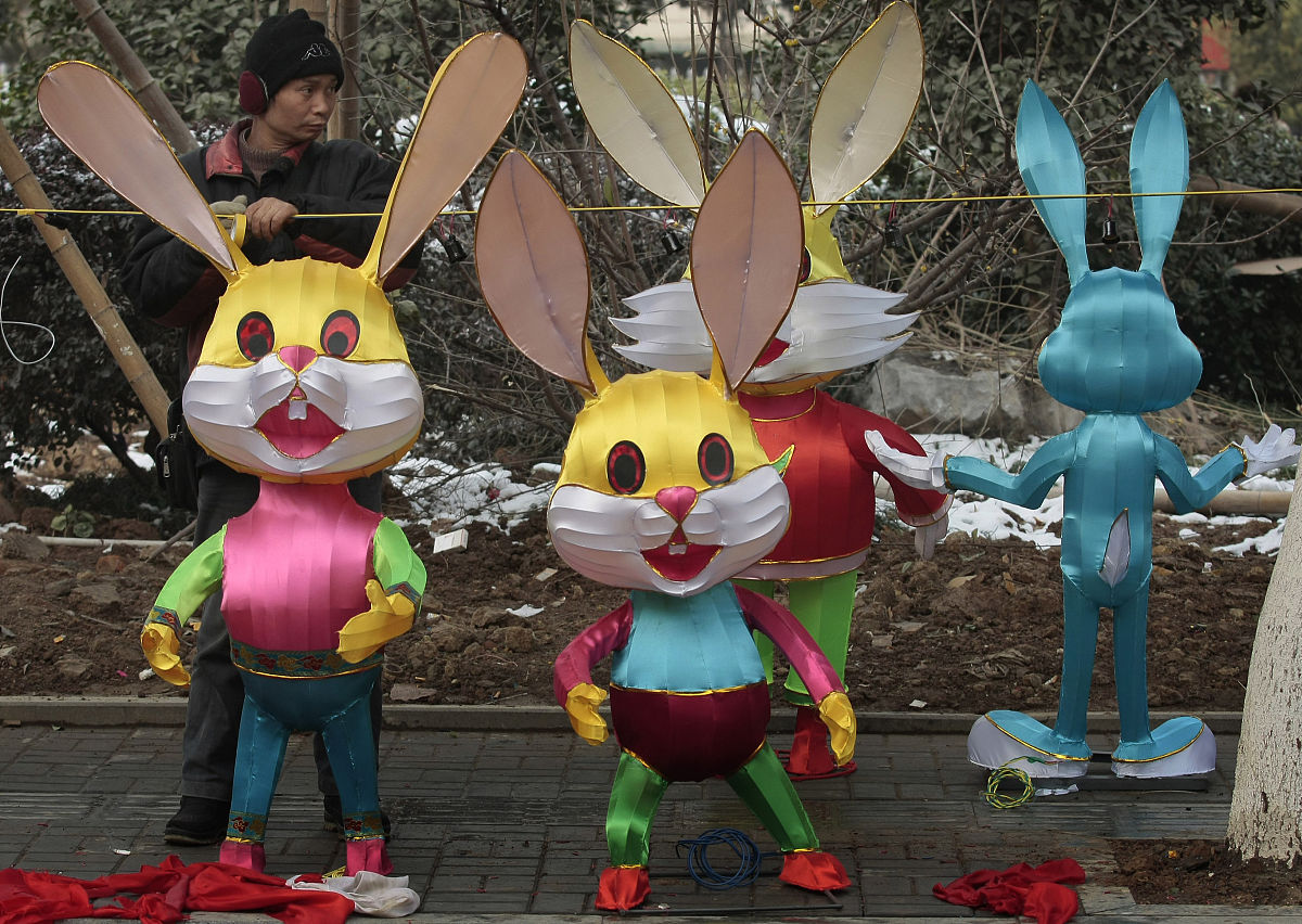 2011年1月21日,南京夫子庙,民间艺人在安装制作兔子彩灯迎接兔年新春.