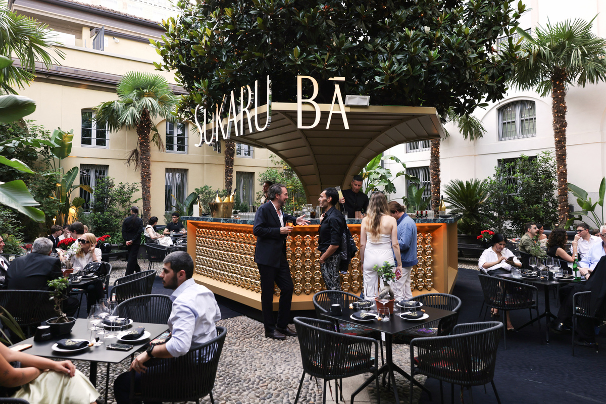 在周六晚上同事们趁个空闲在公司厨房一起串羊肉串在四楼露台花园一起烤串哈啤酒在古风凉亭下举杯齐声欢呼干杯🍻的娱乐文案