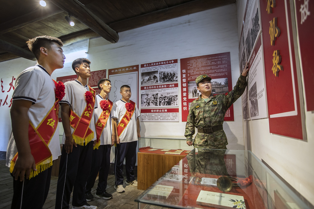 爱国主义教育基地实地考察：学生体验、学习与成长