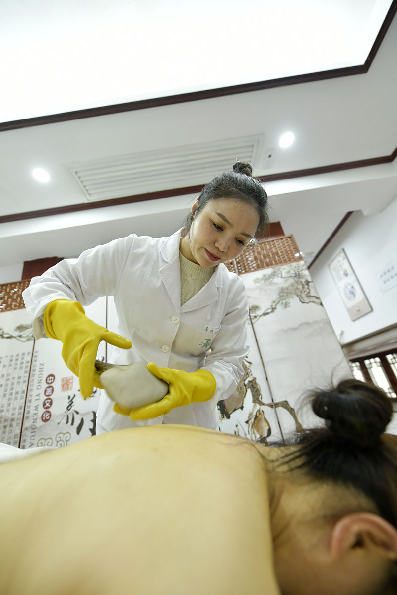 颈椎病治疗方法：休息、物理治疗、药物治疗、手术及康复训练