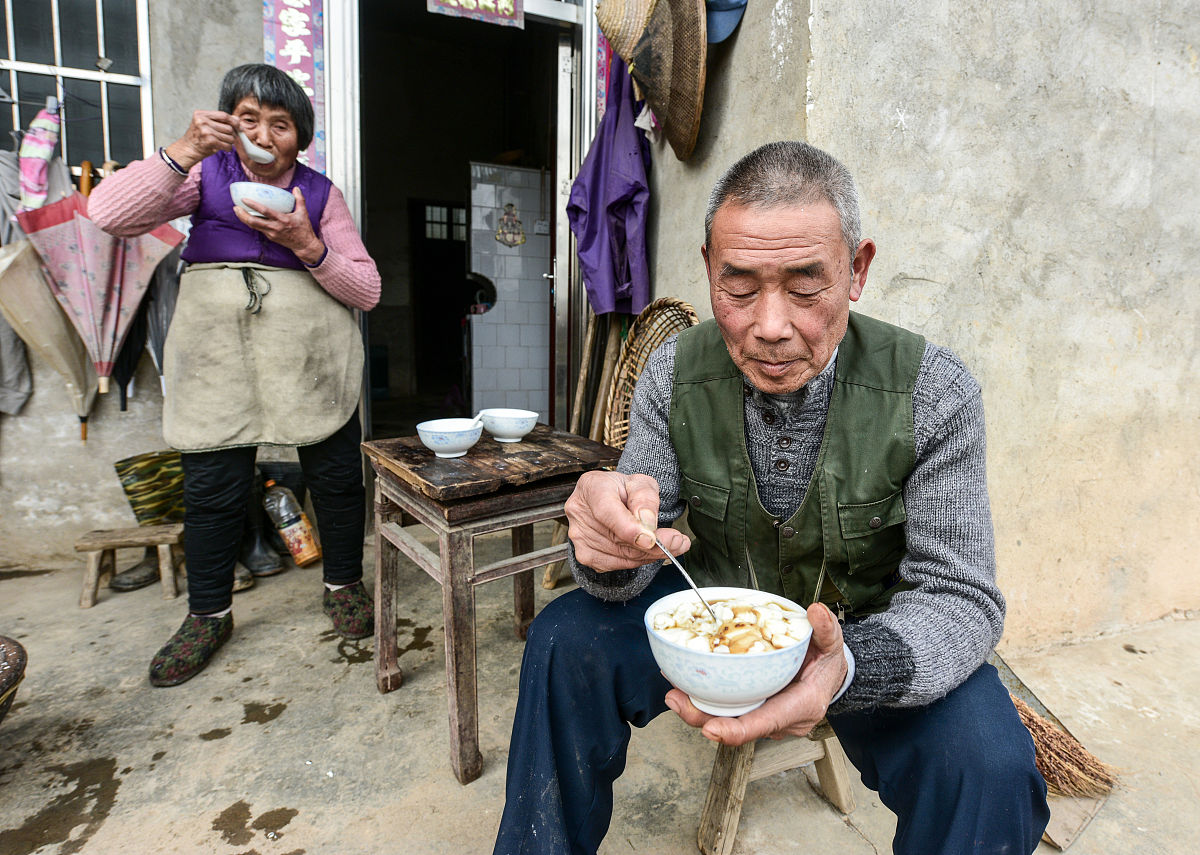 解决老年人吃饭难题，共建温情养老社区