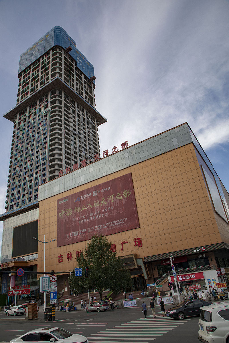 2020年8月30日,吉林省吉林市市中心在建的200米高楼.