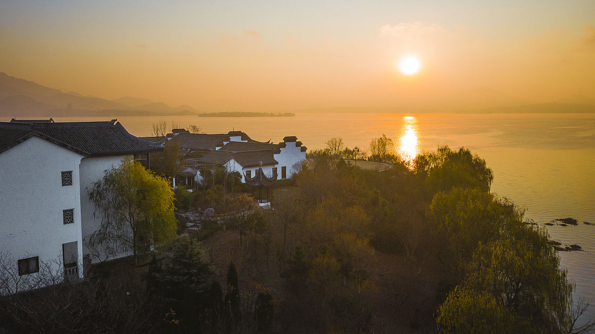 2020年12月4日,济南市莱芜区雪野湖一片碧水蓝天景象,近几日受冷空气