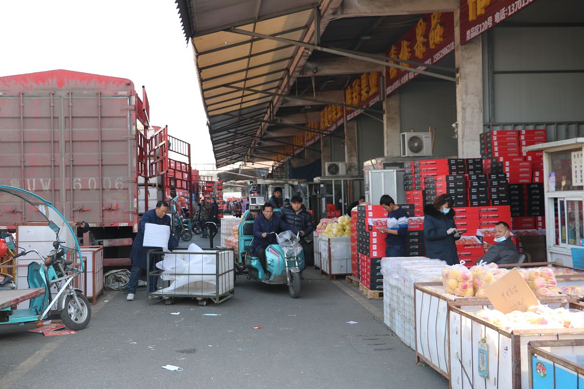2021年1月17日,江苏常州,不少市民来到凌家塘农副产品批发市场果品区,