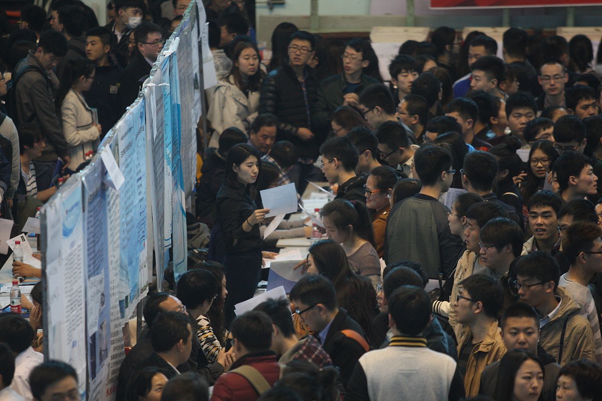 在校大学生签劳务合同会丧失应届生身份吗