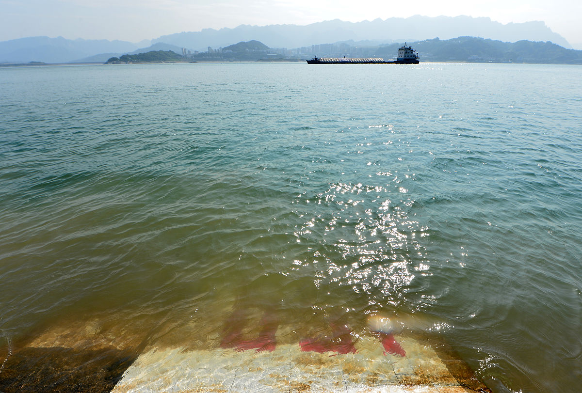 2016年4月30日,湖北宜昌,船舶从三峡大坝上游水文标尺前开过.