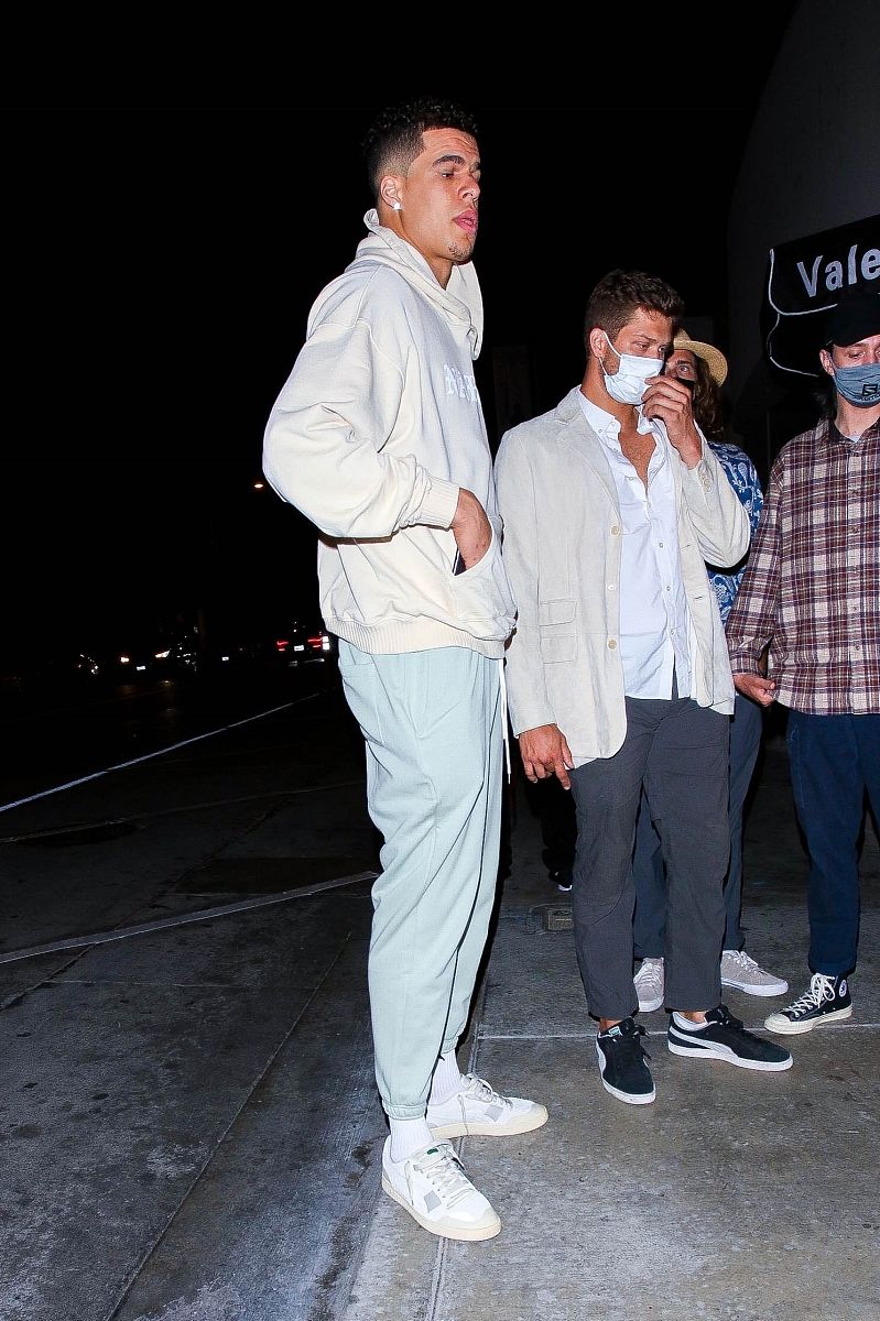 迈克尔波特在《国家竞争优势》中把国家竞争力发展分为四个阶段生产要素导向阶段、投资导向阶段、创新导向阶段、财富导向阶段。我们国家现在处于