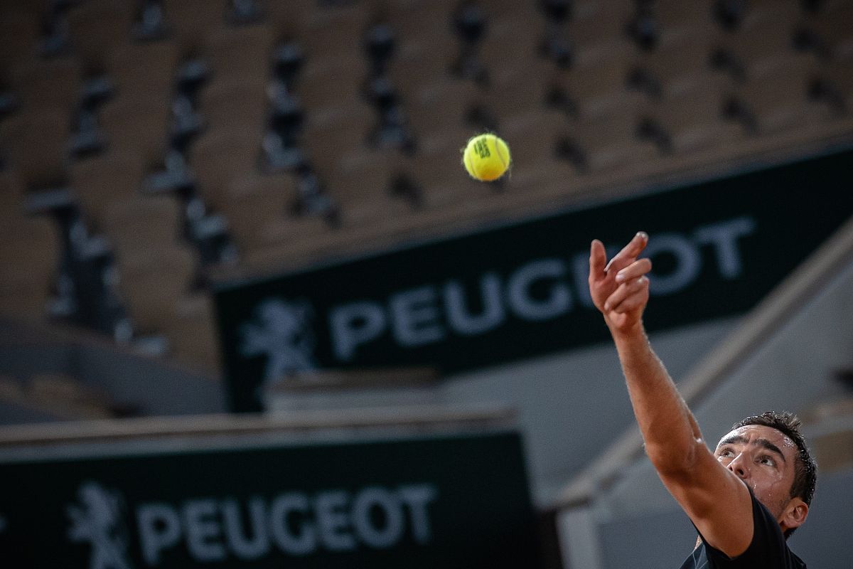 松田君你好关于法网半决赛社交媒体的更新这件事半决赛之后的图片素材需要加上选手名和比分所以需要当天更新但是半决赛和决赛分别在周六周日周一 周末的社交媒体更新是否可以考虑把社交媒体账号叫给代理进行发送翻译成日语邮件 使用敬语