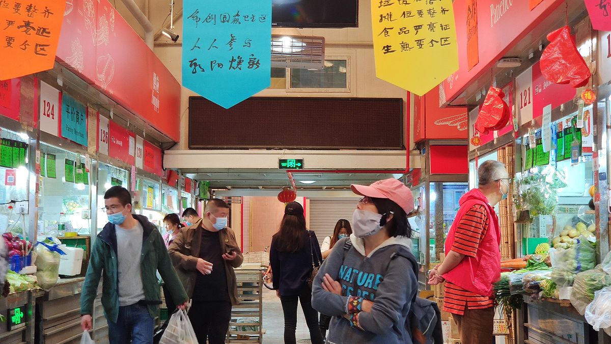 2021年5月5日,北京三源里菜市场成了"民以食为天"的展厅,近百幅著名艺