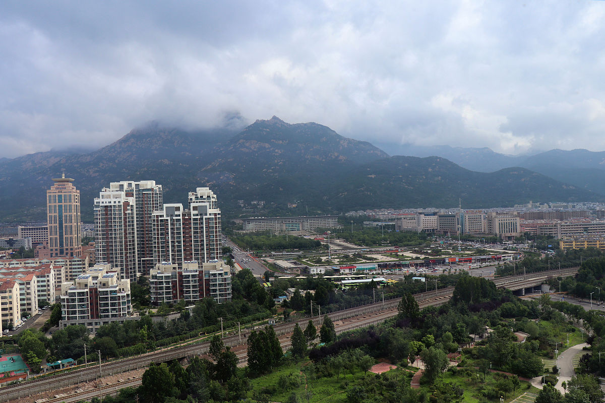 2020年7月13日,山东泰安,大风停歇,乌云翻滚.