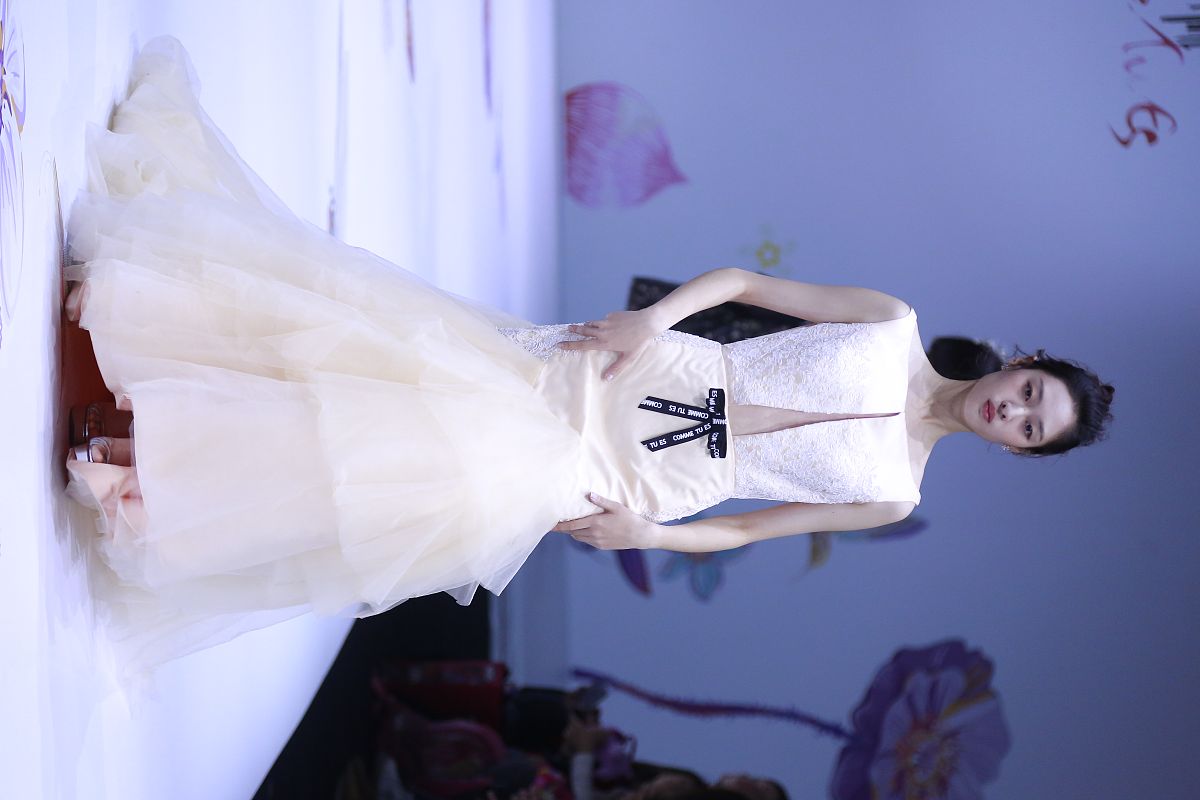 舞动彩带，追逐梦想 - 充满活力的歌曲