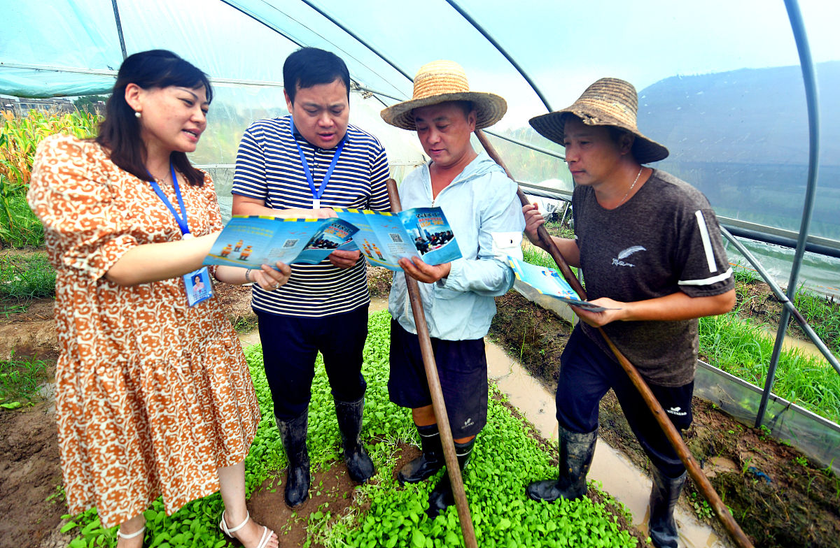 模拟 一个25岁农村男性青年在城市工作明天放假刚好完成任务。然后发出感慨。用20~40字。模拟青年发出的感慨
