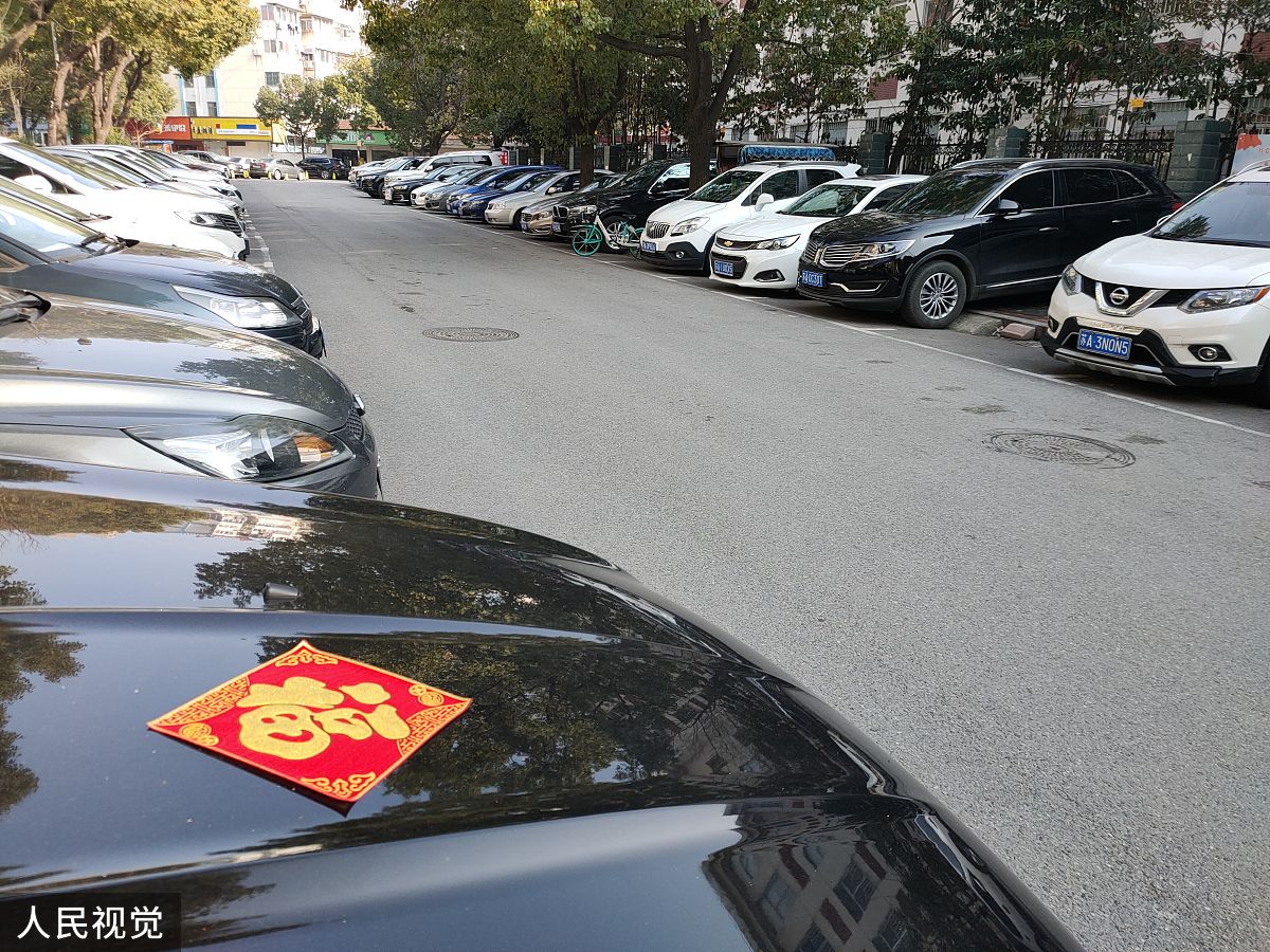 经巡查发现一些公共服务机构附近车辆乱停放、雨水箅子脏污、城市家具损坏、垃圾桶满溢写一段报告1000字