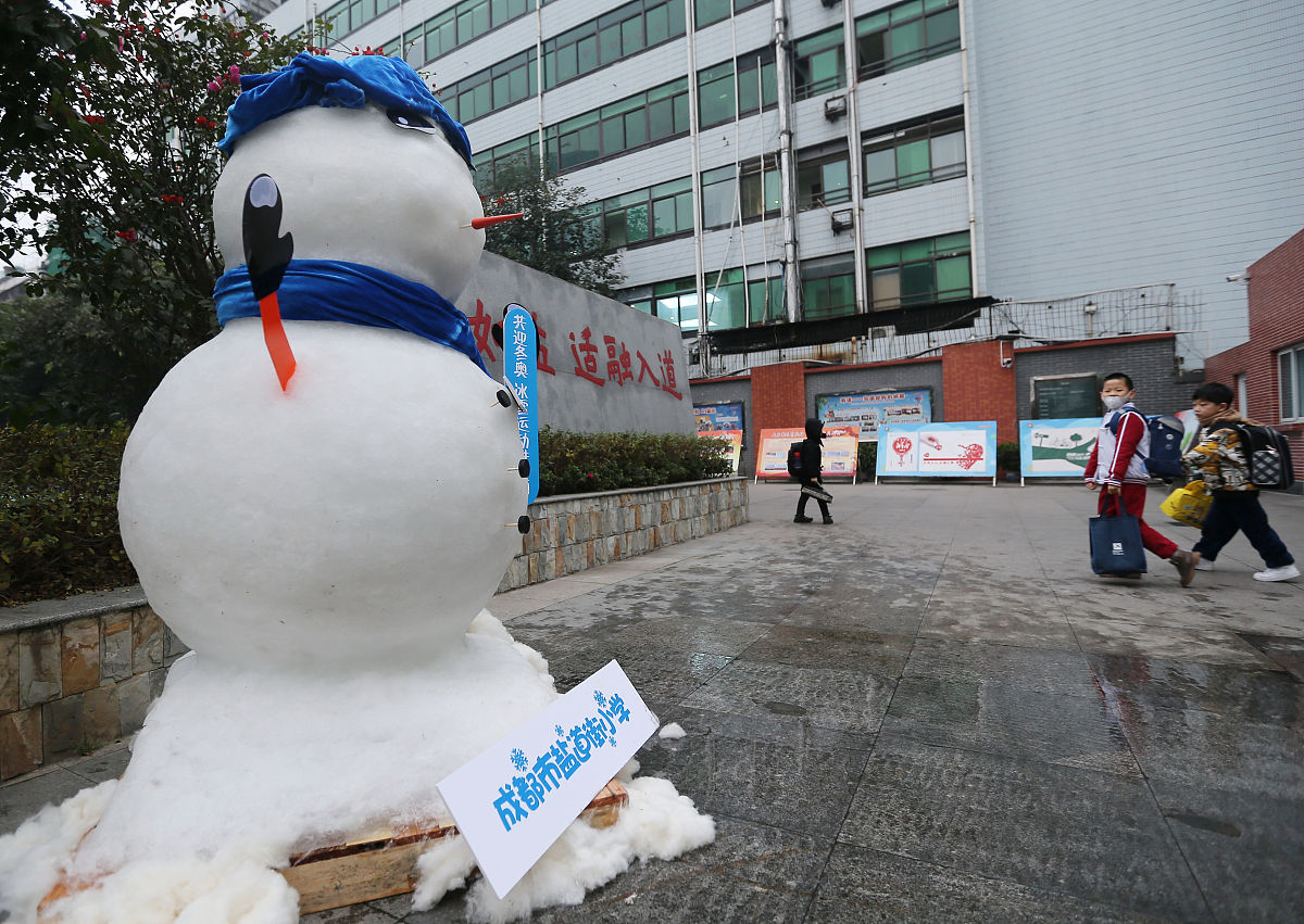 2020年1月6日,成都校园内布置了雪人.(如需下载使用,请务必署名 王红