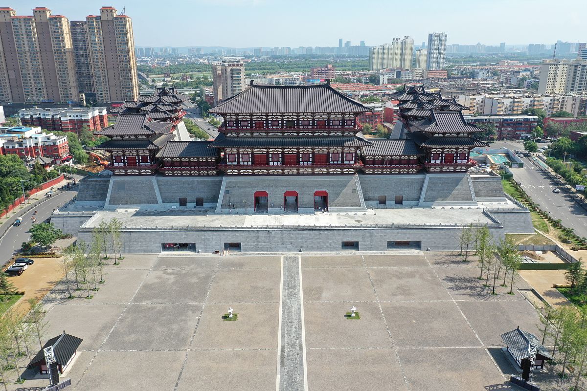 2021年11月14日,河南洛阳隋唐城应天门遗址博物馆座落在应天门遗址上.