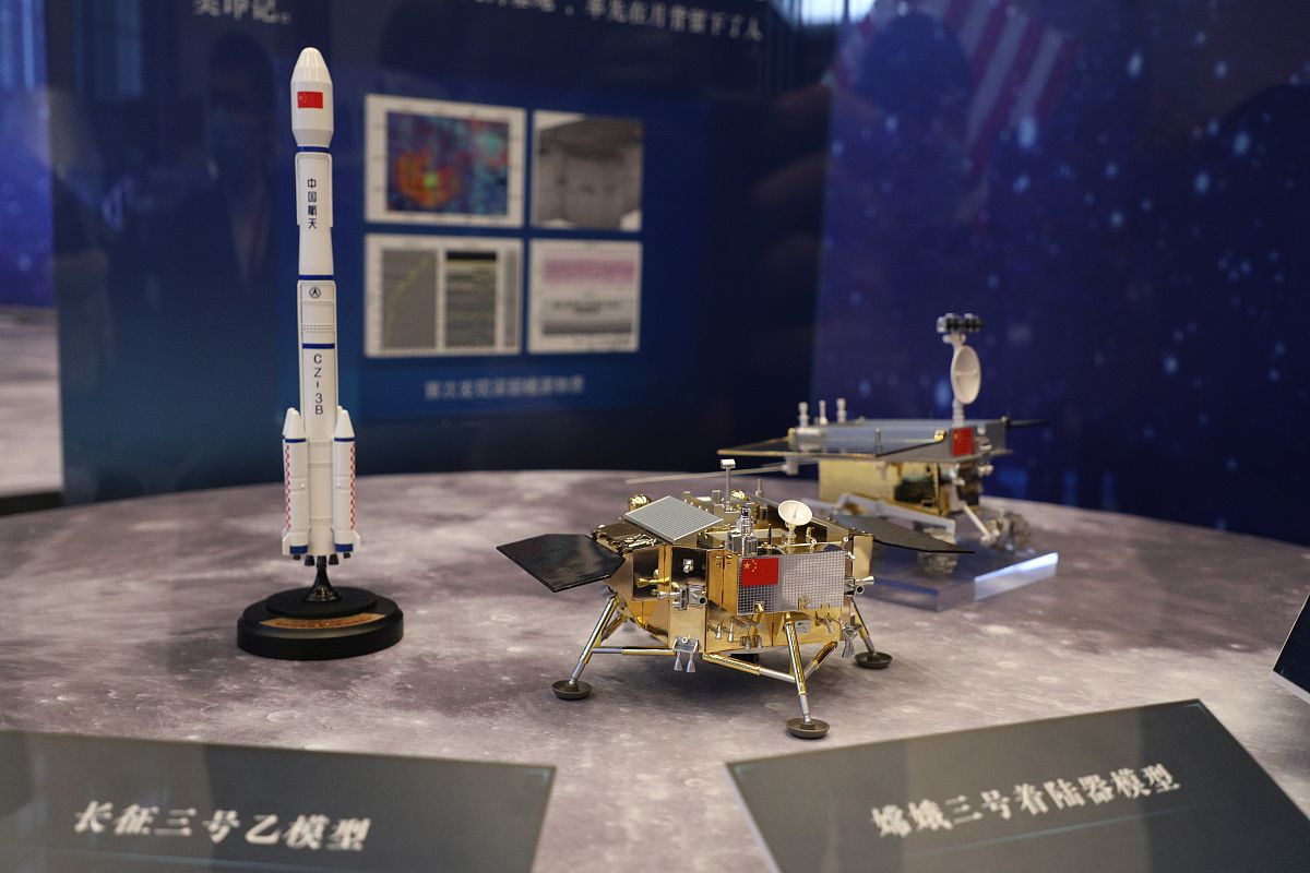 2021年3月2日,北京,"月球样品001号·见证中华飞天梦" 展览近日在中国