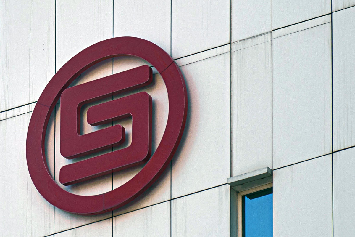 2021年4月13日,香港,实拍中国华融大厦在港总部.logo atop the china 