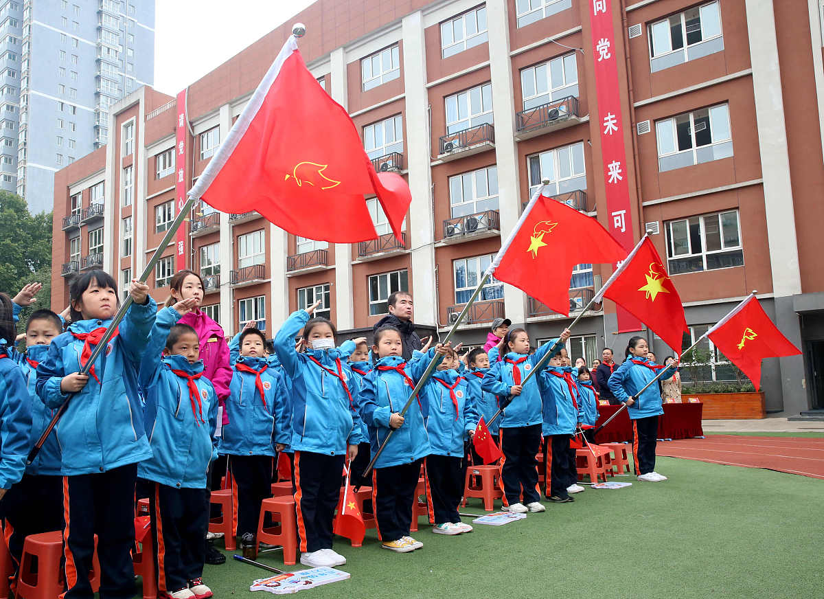 升国旗相似活动：升校旗、升团旗、升会旗等