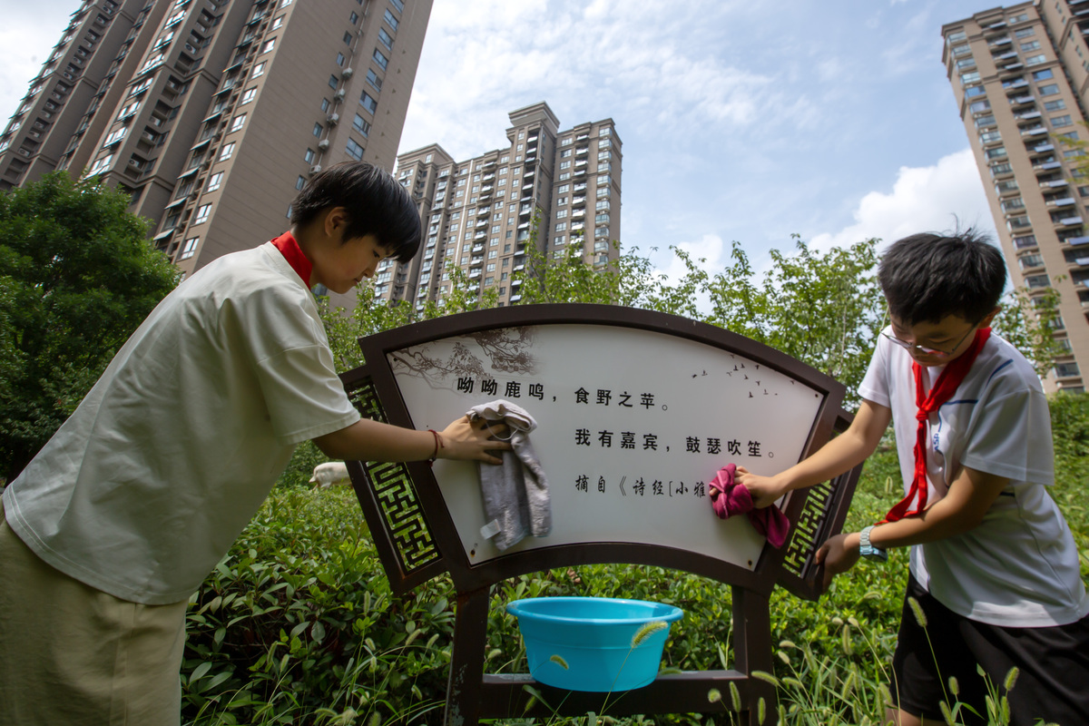 携手共建美好社区，居民自发清除楼道小广告