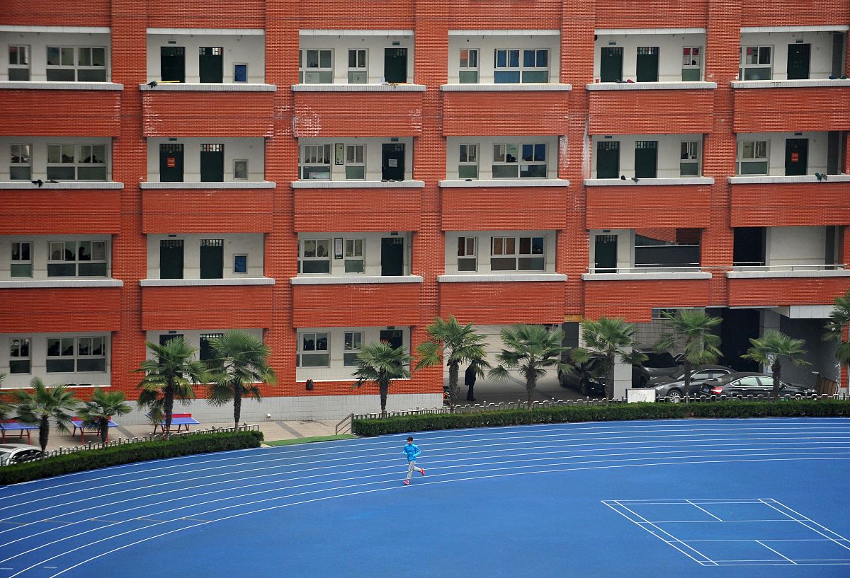2014年12月11日,湖北省武汉市,水果湖高中建成很少见的蓝色跑道.