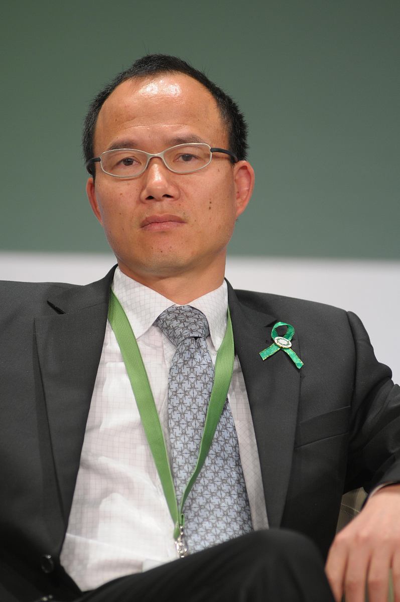 写一篇短文讲述王德令在宏源证券有限公司的故事