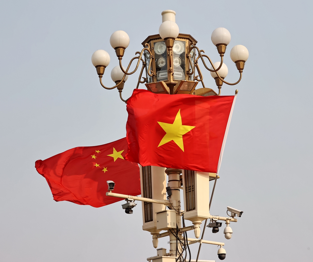 2026年4月15日,北京,天安门广场悬挂中国和越南两国,,