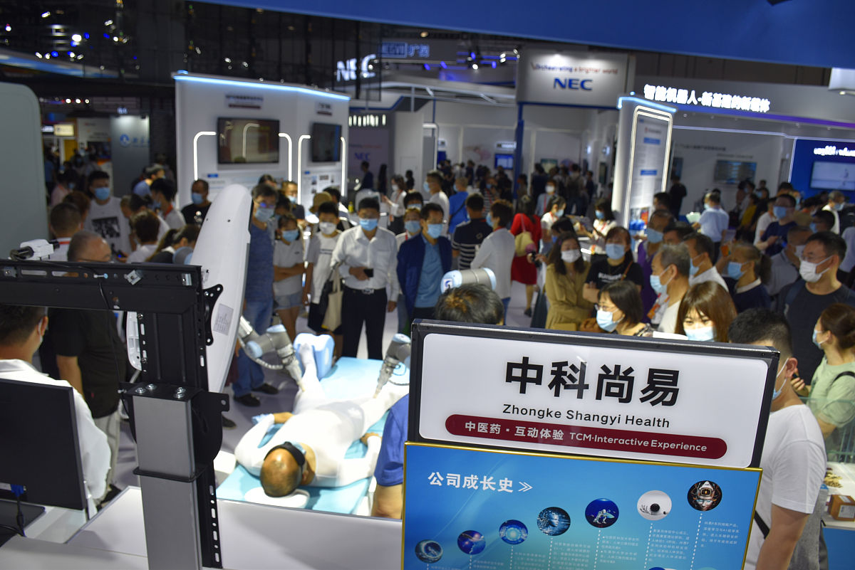 2020年9月6日,北京,在2020北京服贸会机器人主题展区,一台能够通过自