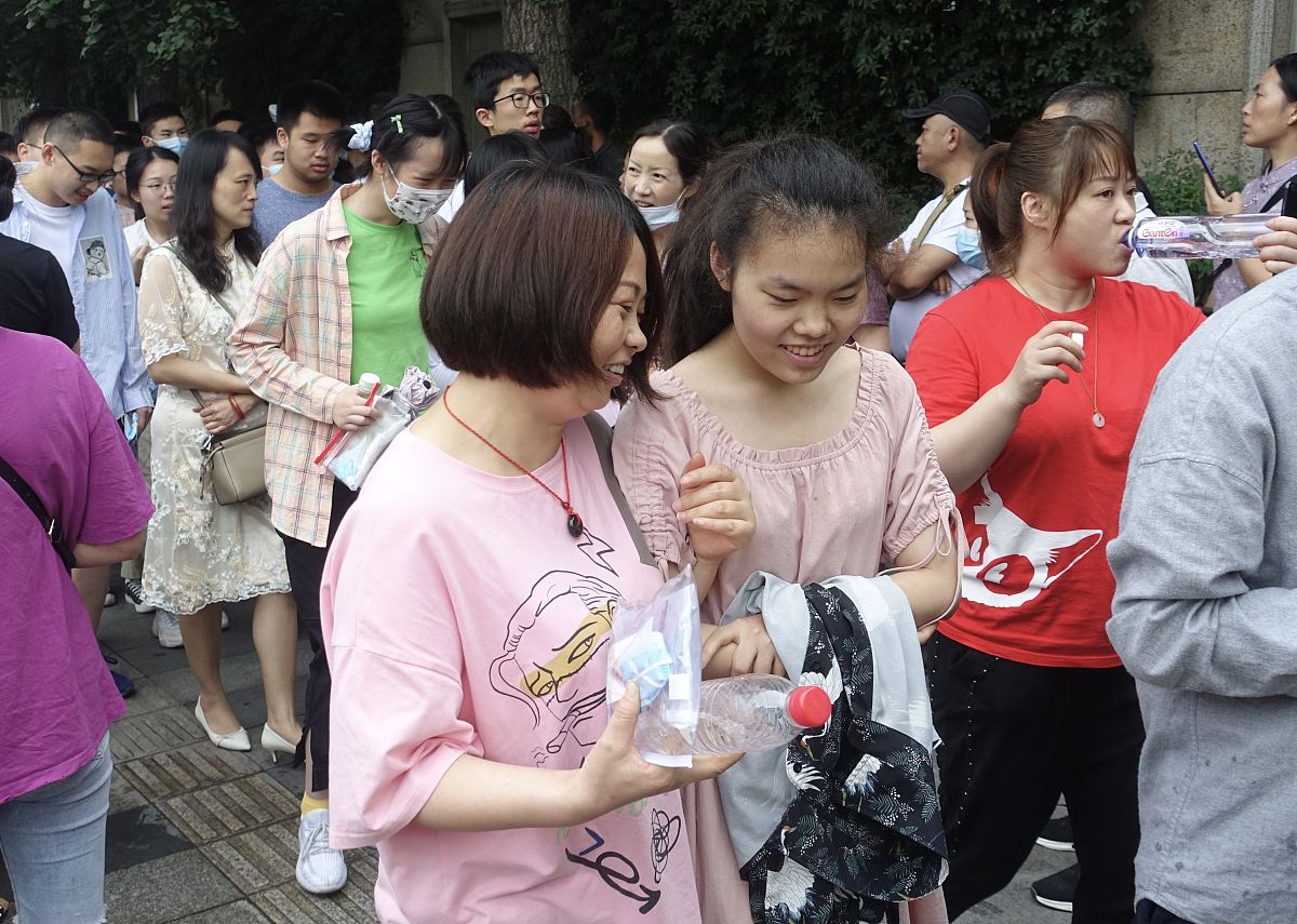 2021年6月8日,成都盐道街中学考点,第三科目考试结束,考生走出考场.