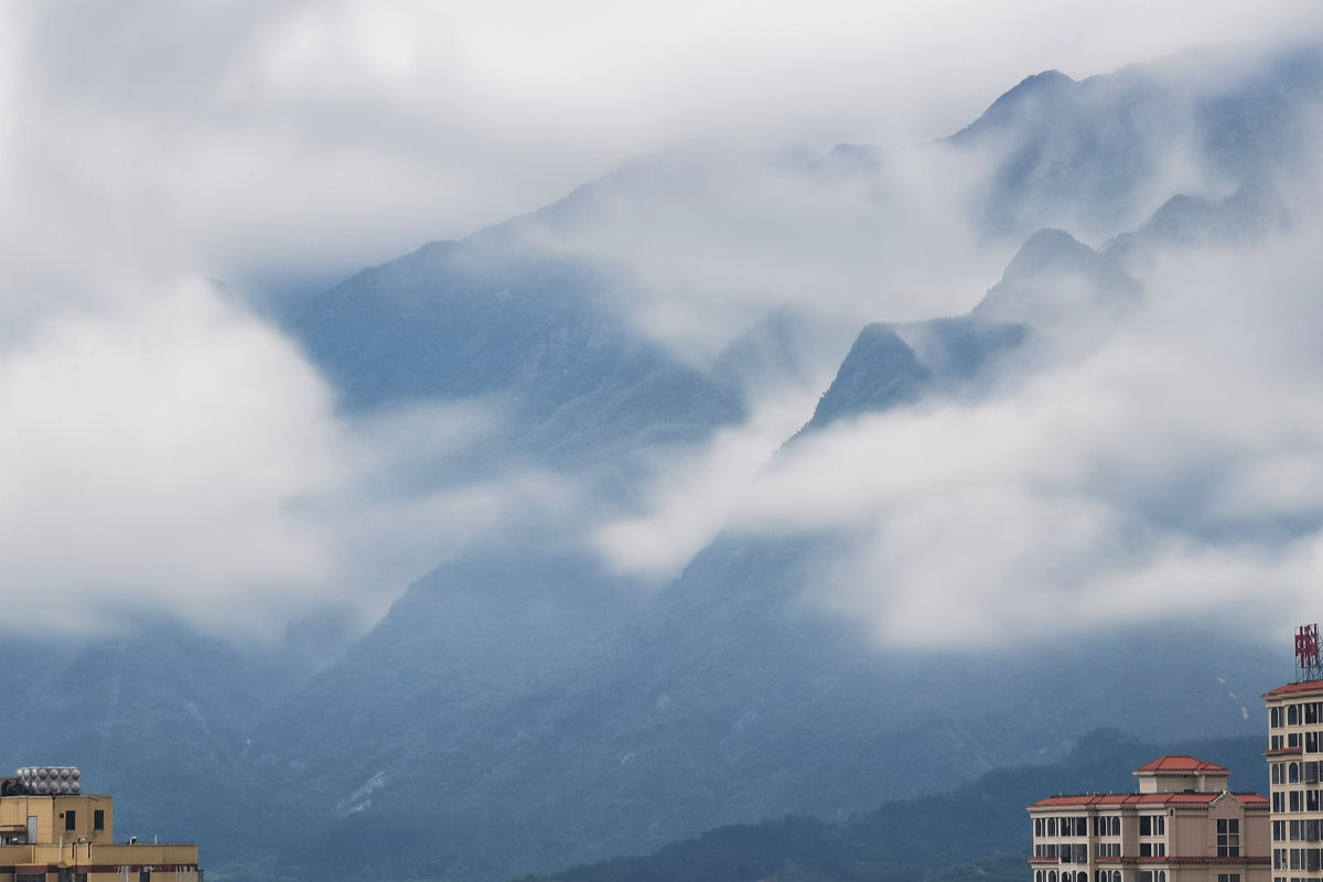 2021年5月4日,江西省庐山市,受降雨天气作用,庐山被云雾环绕,远远望去